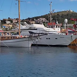 Boat & Breakfast Lucretia, Luxury Yacht Botel